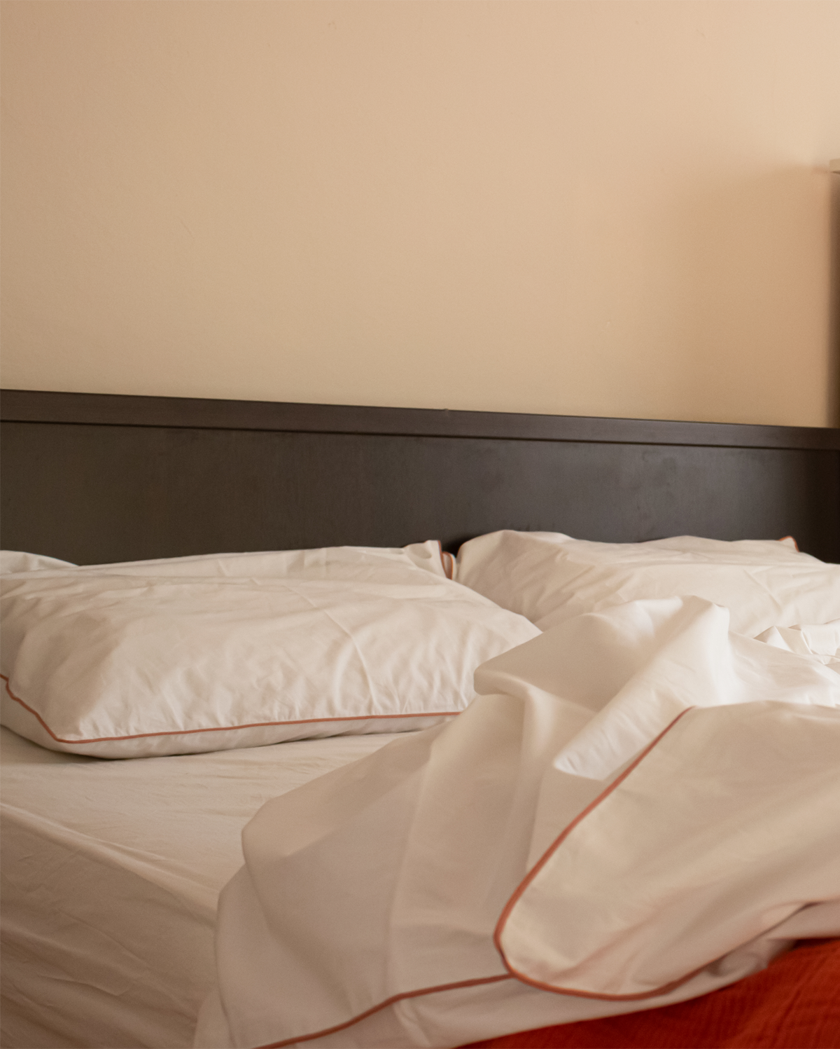 Classic Percale - Core Bedding Set - White with Peach Piped Edge